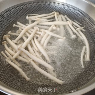 韭菜苔炒海鲜菇步骤4