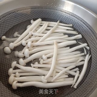 韭菜苔炒海鲜菇步骤2