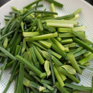韭菜苔炒海鲜菇步骤3
