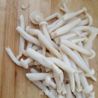 韭菜苔炒海鲜菇步骤6