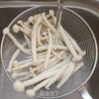 韭菜苔炒海鲜菇步骤5
