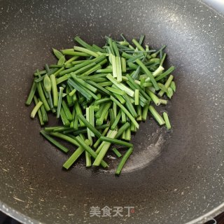 韭菜苔炒海鲜菇步骤8