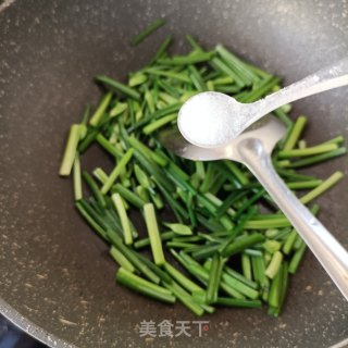 韭菜苔炒海鲜菇步骤9