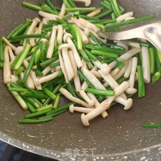 韭菜苔炒海鲜菇步骤13