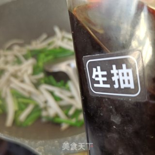 韭菜苔炒海鲜菇步骤12