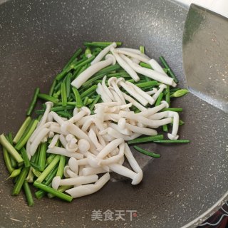 韭菜苔炒海鲜菇步骤11