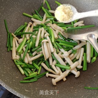 韭菜苔炒海鲜菇步骤14