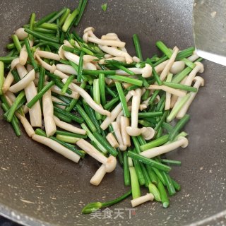 韭菜苔炒海鲜菇步骤15