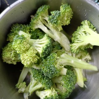 白玉菇炒西兰花步骤1