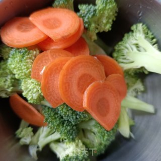 白玉菇炒西兰花步骤2