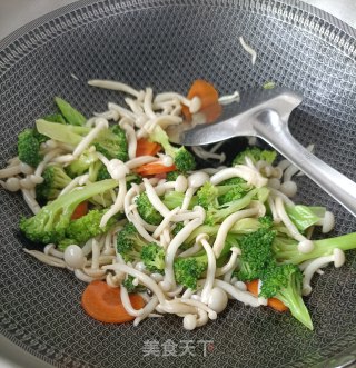 白玉菇炒西兰花步骤16