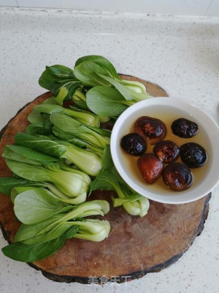 香菇烧油菜步骤1