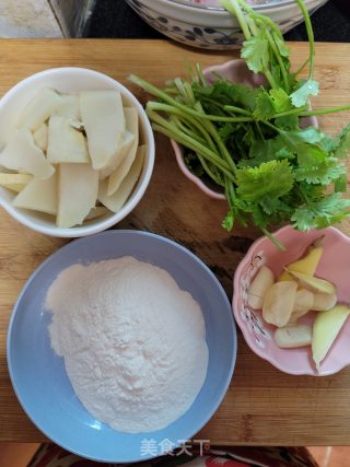 大鱼头焖腐竹步骤2