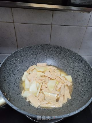 大鱼头焖腐竹步骤11