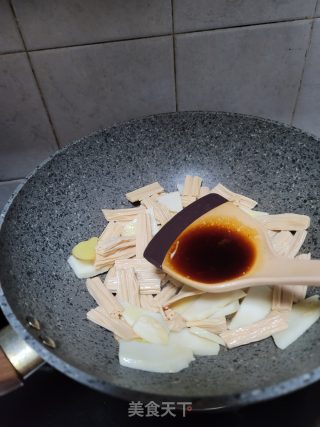 大鱼头焖腐竹步骤10