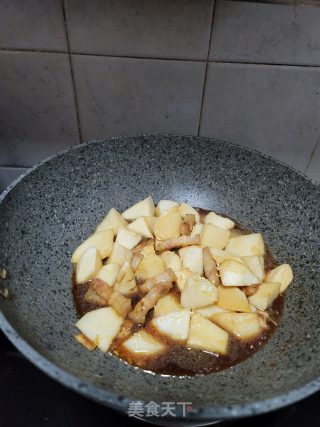 五花肉烧凤尾笋块步骤6