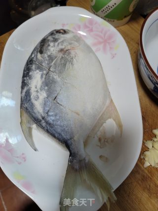 蒜子烧鲳鱼步骤4