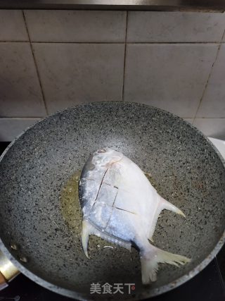 蒜子烧鲳鱼步骤5