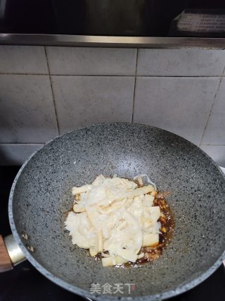 肉丝炒凤尾笋步骤6