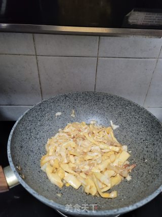 肉丝炒凤尾笋步骤7
