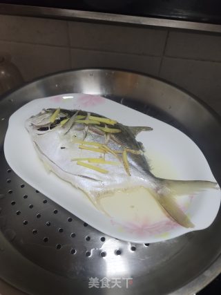 榨菜蒸鲳鱼步骤5