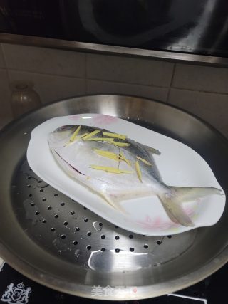 榨菜蒸鲳鱼步骤4