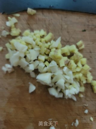榨菜蒸鲳鱼步骤3