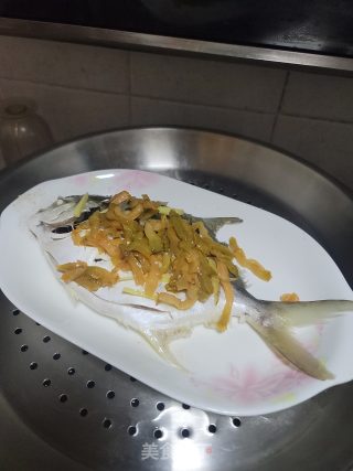 榨菜蒸鲳鱼步骤6