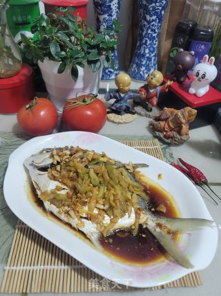 榨菜蒸鲳鱼步骤10