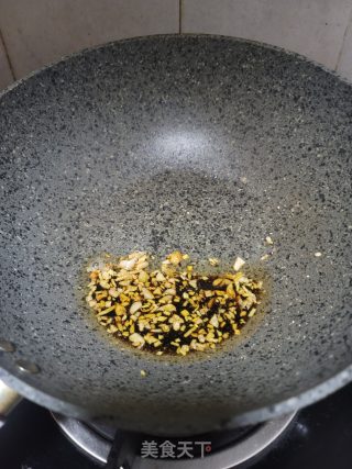 榨菜蒸鲳鱼步骤8