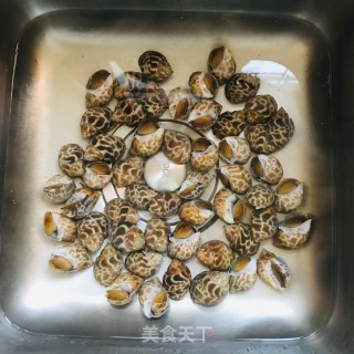 砂锅焖花螺步骤2