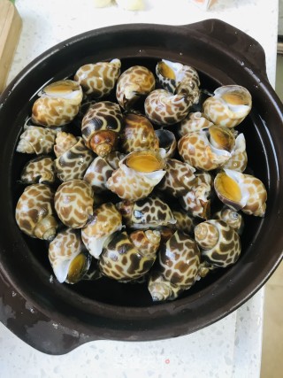 砂锅焖花螺步骤4