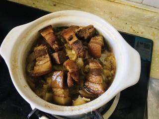 砂锅红烧肉炖酸菜步骤4