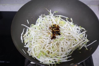 清香脆嫩的韭菜豆芽粉丝步骤3