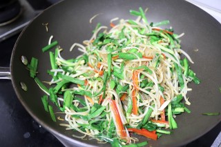 清香脆嫩的韭菜豆芽粉丝步骤6