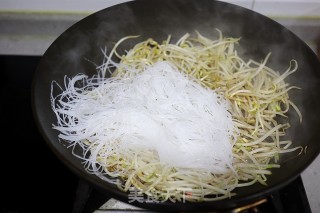 清香脆嫩的韭菜豆芽粉丝步骤4
