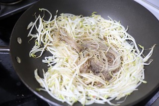 清香脆嫩的韭菜豆芽粉丝步骤5