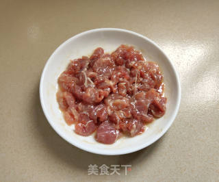 酸菜炒肉片步骤2