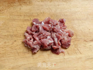酸菜炒肉片步骤1