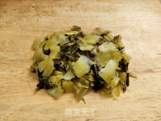 酸菜炒肉片步骤3