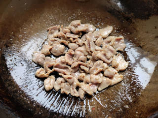 酸菜炒肉片步骤5
