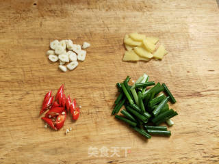 酸菜炒肉片步骤4