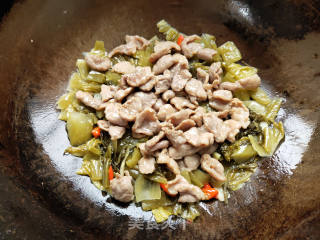 酸菜炒肉片步骤8