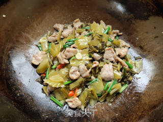 酸菜炒肉片步骤9