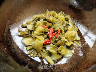 酸菜炒肉片步骤7