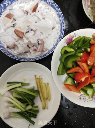 高颜值的青红椒炒鱿鱼步骤1