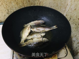 农家炖鲫鱼步骤1