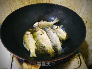 农家炖鲫鱼步骤2