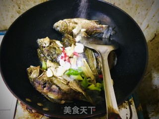 农家炖鲫鱼步骤5