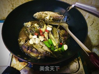 农家炖鲫鱼步骤6